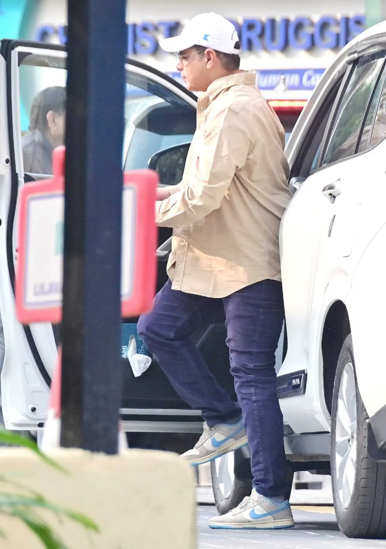 He said, “Yes it’s true that Salim Khan (father of Bollywood superstar Salman Khan) & an icon in himself has been admitted to Lilavati Hospital under Dr Jalil Parkar in the ICU early morning at 8:30 am. He was brought into the emergency by their family doctor Sandeep Chopra. Emergency care was initiated in the emergency, and Mr Salim Khan was shifted to the intensive care on the 1st floor. A team of doctors consisting of Dr Vinay Chavan(neurologist),Dr Ajit Menon(cardiologist) & Dr Nitin Dange (neurosurgeon) & Dr Bineet Ahluwalia attended to him. Respecting the relative’s request further details ain’t being shared today”